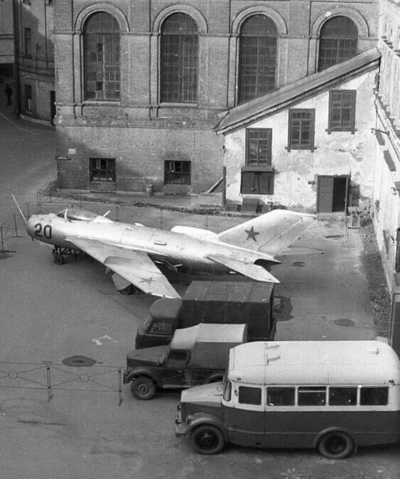  Самолёт МиГ-19 во дворе Ленинградского института авиационного приборостроения (ЛИАП). 1970-е годы