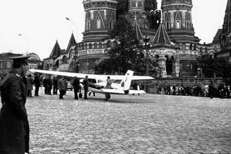 Для чего немецкий подросток в 1980-х прилетел на самолете прямо на Красную площадь