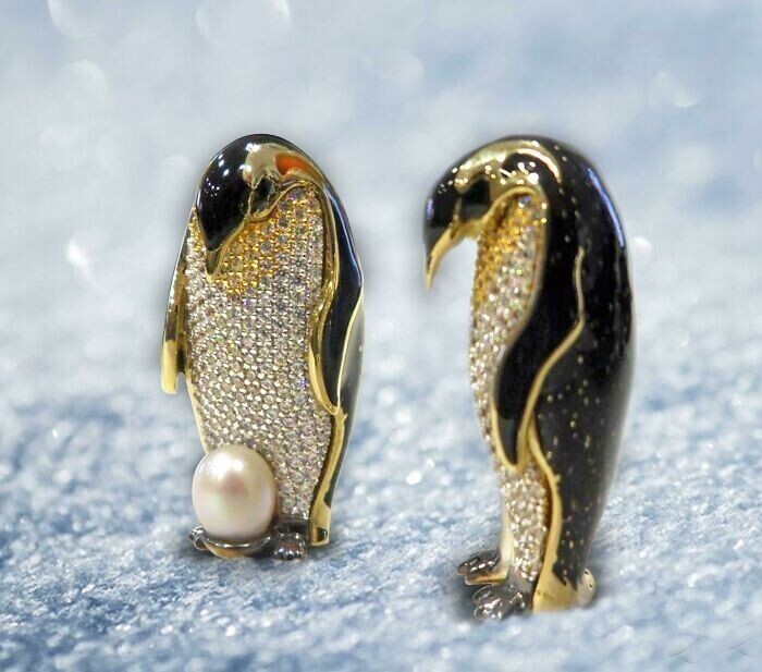 9. "Подвески в виде пингвинов из 14-каратного золота, дизайн мой. Самец охраняет яйцо, самка рядом"