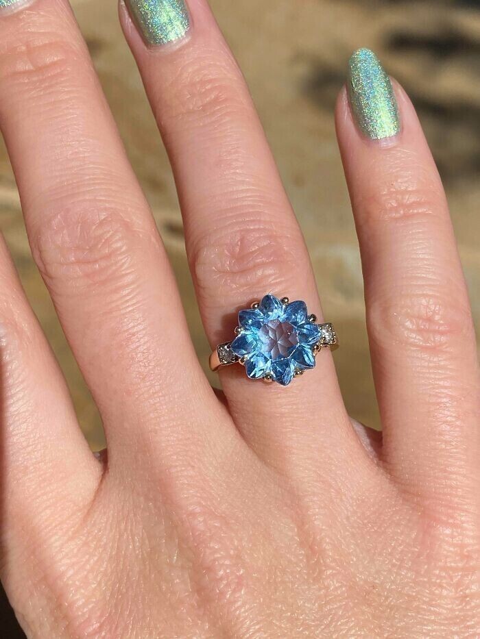 5. "Это кольцо моей прабабушки, которое досталось мне по наследству. Голубой топаз и бриллиант. Кто-нибудь когда-нибудь видел драгоценный камень с такой огранкой?"