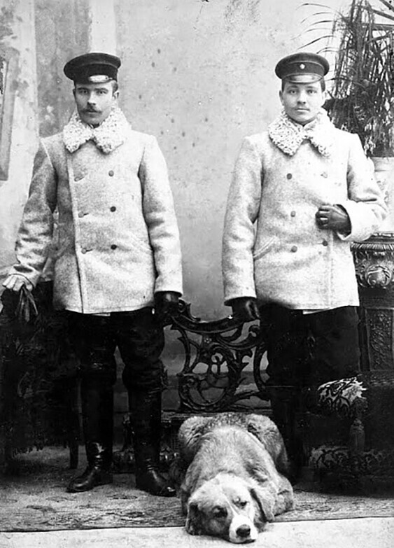 Российская Империя. Железнодорожные рабочие с собакой. 1910 год