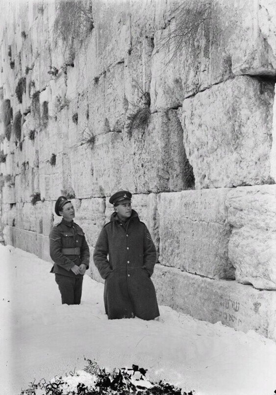 Британские солдаты увязли в снегу у Стены Плача, Иерусалим, февраль 1921 год