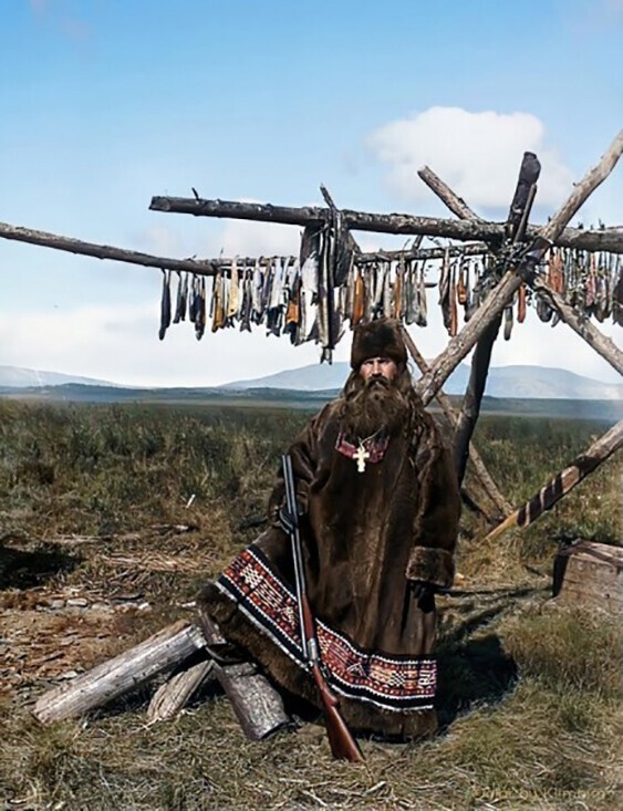 Священник РПЦ в национальном костюме камчадалов. 1901, Гижига, Российская Империя