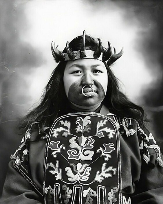 Представительница индейского народа Тлинкит по имени Кау–Клаа в традиционном костюме, 1906 год