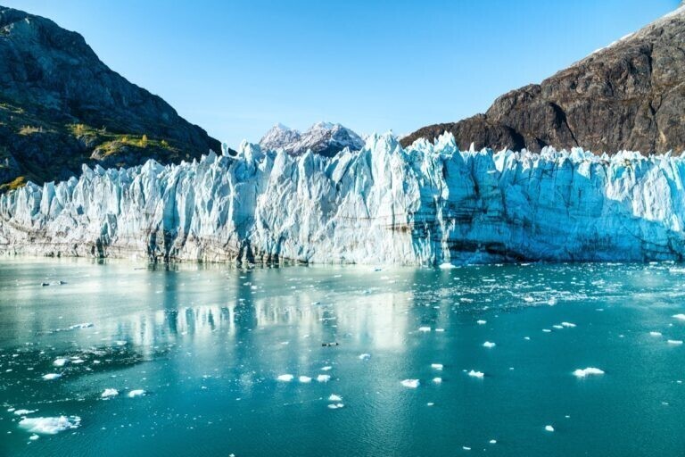 Ледники и ледяной покров содержат около 69% мировых запасов пресной воды