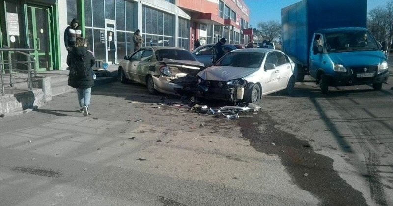 Авария дня. В Анапе водитель сбил двух детей на парковке у магазина