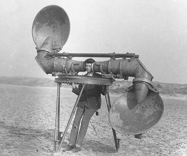 4. До изобретения радара звук приближающихся самолетов отслеживал специальный человек, использующий для этого акустические зеркала и подобные устройства