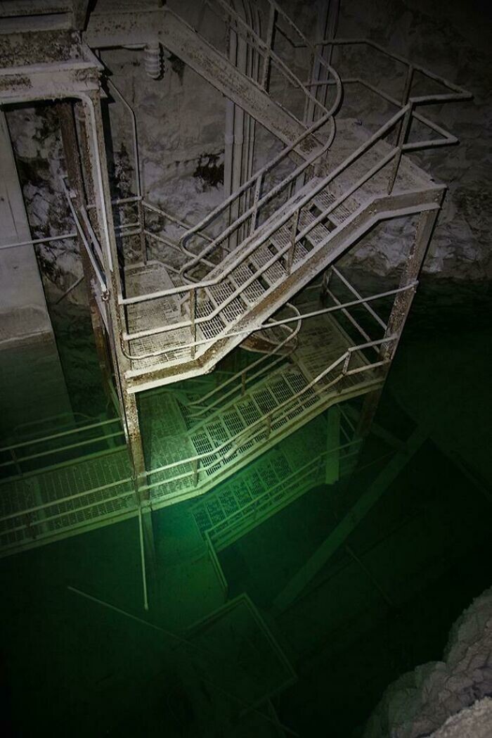 19. Лестница, ведущая глубоко вниз в затопленную шахту