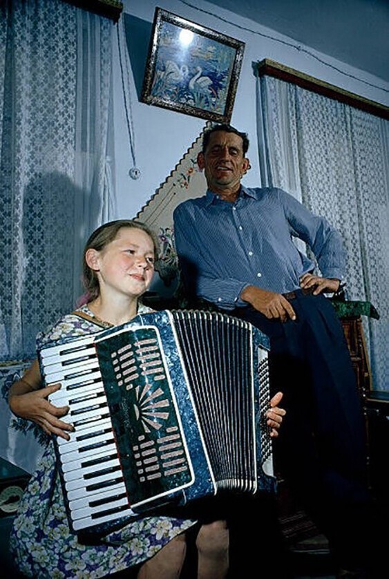 Отец слушает, как его дочь играет на аккордеоне, Сибирь