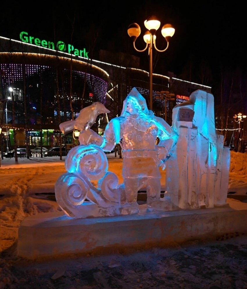 За Снегурочку ответишь: в Нижневартовске установили суровые новогодние скульптуры
