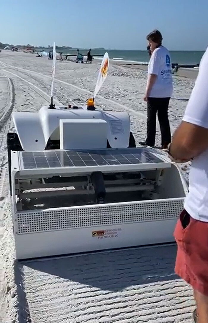 2. Робот-уборщик пляжей, предназначенный для просеивания песка и сбора мелкого мусора