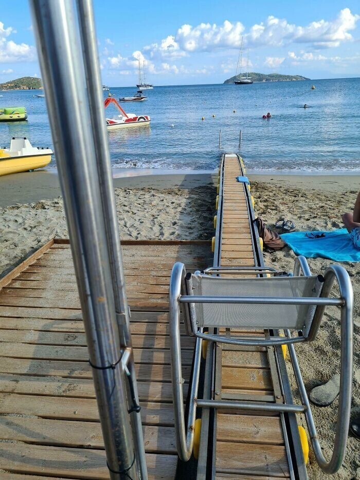 4. Кресло и специальный спуск, помогающий инвалидам зайти в воду