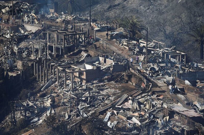 Сильнейший пожар чуть не уничтожил курортный город в Чили