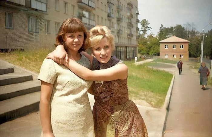 Девушки фотографируются на память во дворе дома 1975 год.  г. Красногорск.