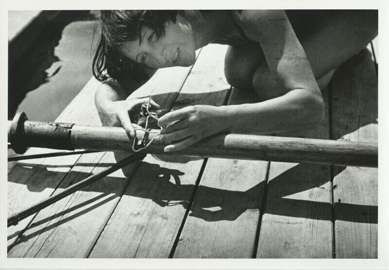 Рина Зеленая проверяет уключины, 1935 год