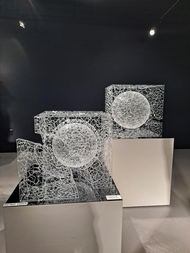 Стеклянные сферы, помещённые в стеклянные кубы
