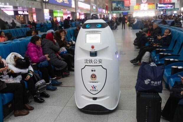 Это один из новых роботов, используемых на китайских железнодорожных станциях, его программное обеспечение для распознавания лиц используется для поимки преступников