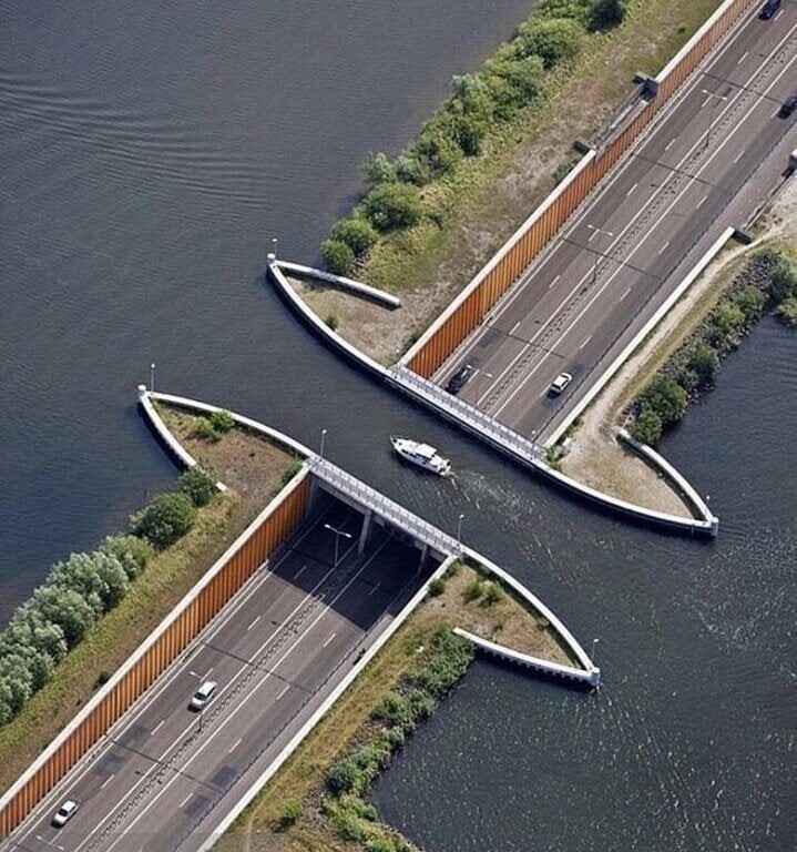 Акведук Veluwemeer соединяет материковую Голландию с искусственным островом Флеволанд