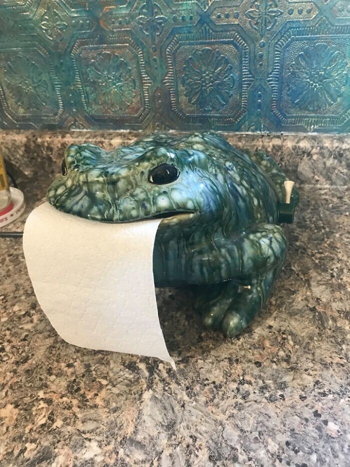 Жаба - держатель туалетной бумаги