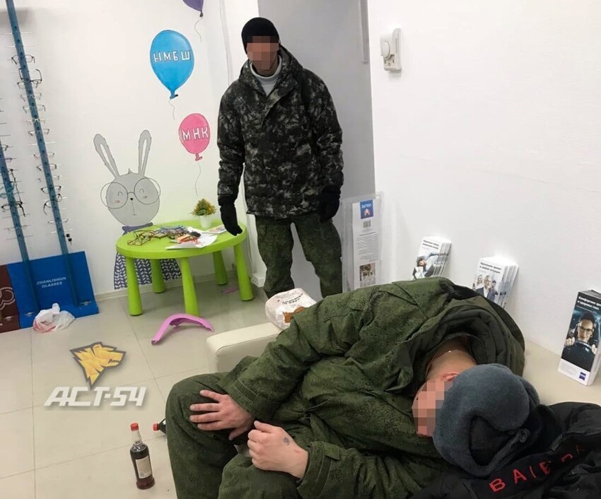 "Мы за тебя пошли воевать!": два пьяных мобилизованных разгромили салон оптики в Новосибирске