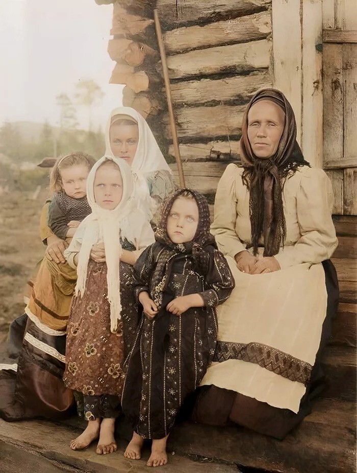 Настасья, молодая жена со своими детьми и свекровью Анной.