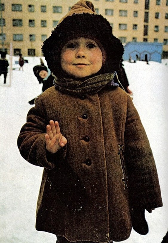 Малыш из Мурманска жестом отвечает на вопрос, сколько ему лет. Советские дети регулярно играют на улице при температуре ниже нуля