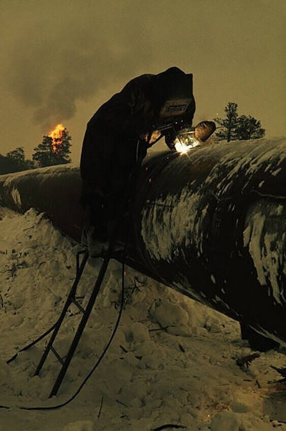 Сварщик работает нa нефтепроводе в районе Самотлора