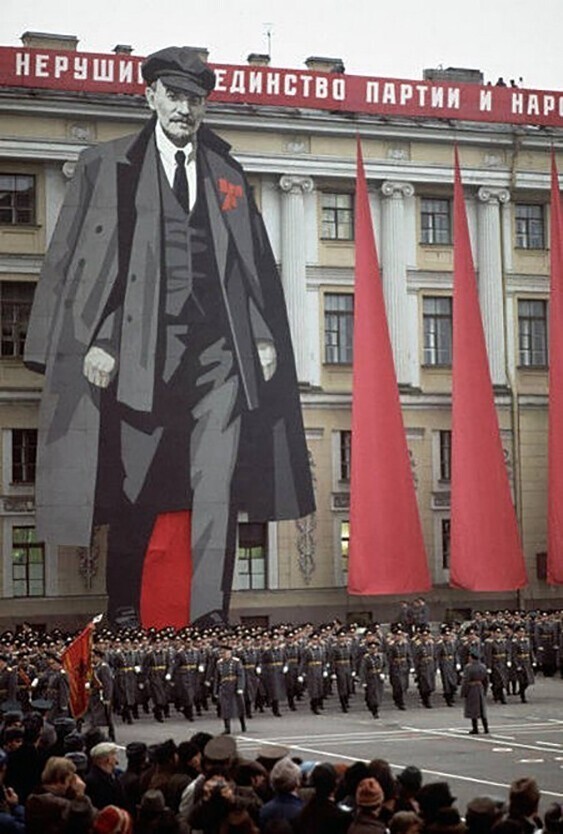 Парад в честь 7 ноября на Дворцовой площади.