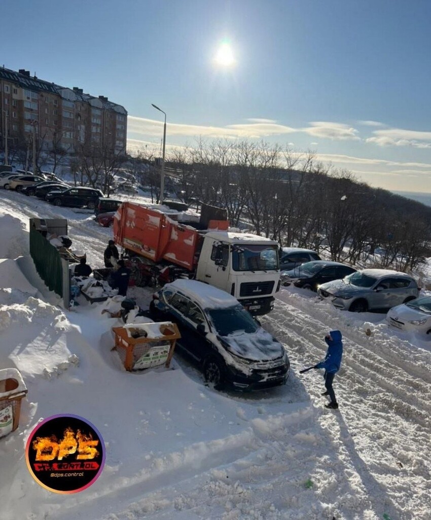 «Поцарапали, зачморили машину»: жители Владивостока расправились с неправильно припаркованным автомобилем