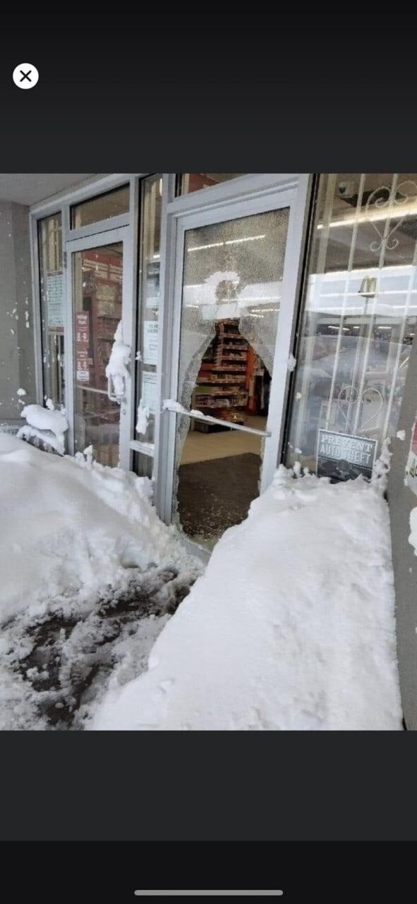 В Америке и в Канаде из-за снежной бури мародёры обносят магазины