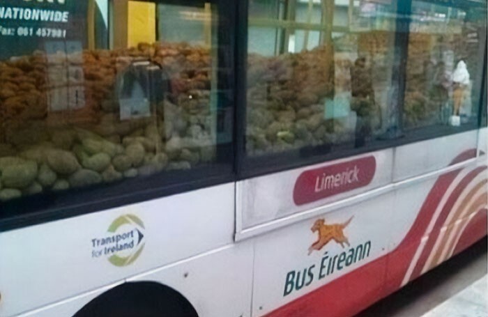 5. Обычный ирландский автобус в обычном ирландском городке как обычно везет ирландскую картошку...