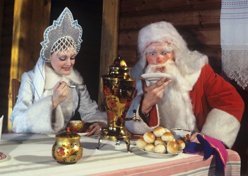 Дед Мороз и Снегурочка пьют чай. Алтайский край, 1981 год, © Фотохроника ТАСС, Фото Виктора Садчикова