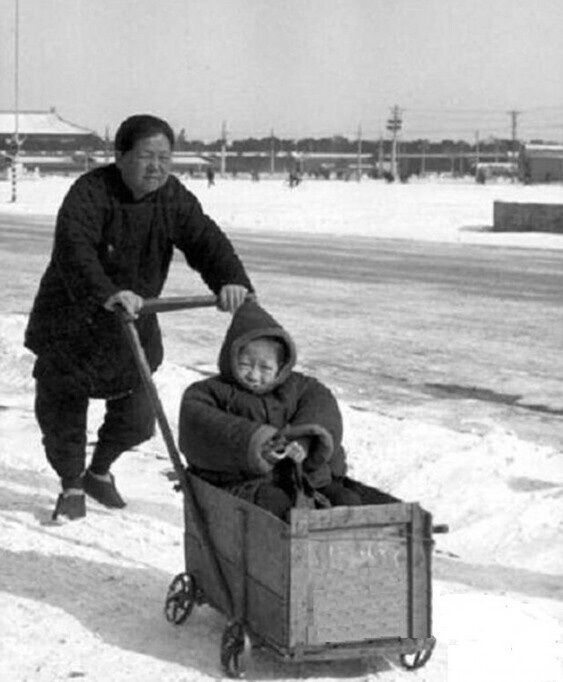 Детская коляска в Пекине. Китай. 1956 год