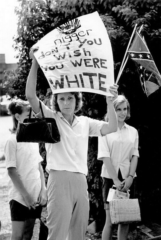 Женщина с дочерьми протестует против митингующих на марше за гражданские свободы чёрных. Богалуса, Луизиана, 1965 год