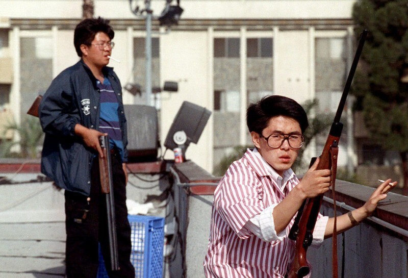 Корейцы с оружием защищают свой магазин от мародёров. Беспорядки в Лос-Анджелесе, 30 апреля 1992 года