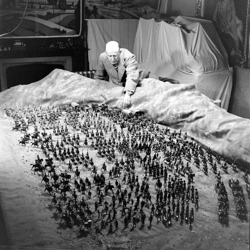 Коллекционер игрушечных солдатиков, английский барон Чарльз Гринуэе, который собрал одну из самых больших коллекций солдатиков в мире, 1940-е годы