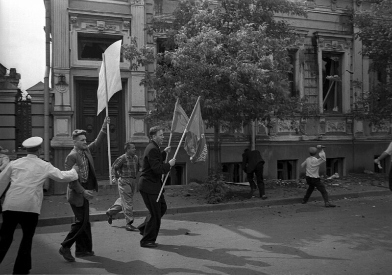 Разгром посольства ФРГ на Большой Грузинской в отместку за разгром Советского посольства немецкими и венгерскими студентами в ФРГ. 24 июня 1958 год