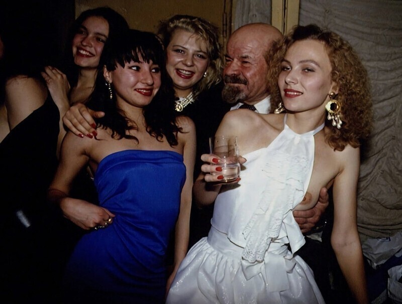 Довольный Ленин в окружении дам в ночном клубе Москвы, 21 декабря 1992 год