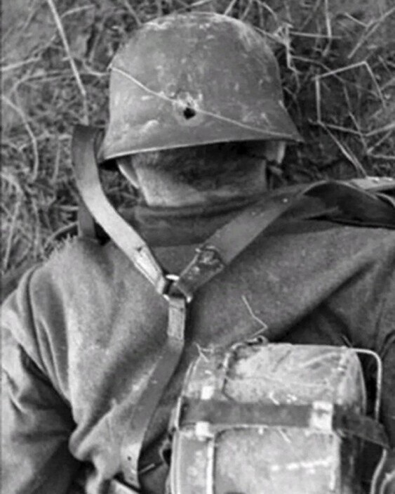 Эсэсовец уничтожен советским снайпером. Восточная Пруссия, 1945 год