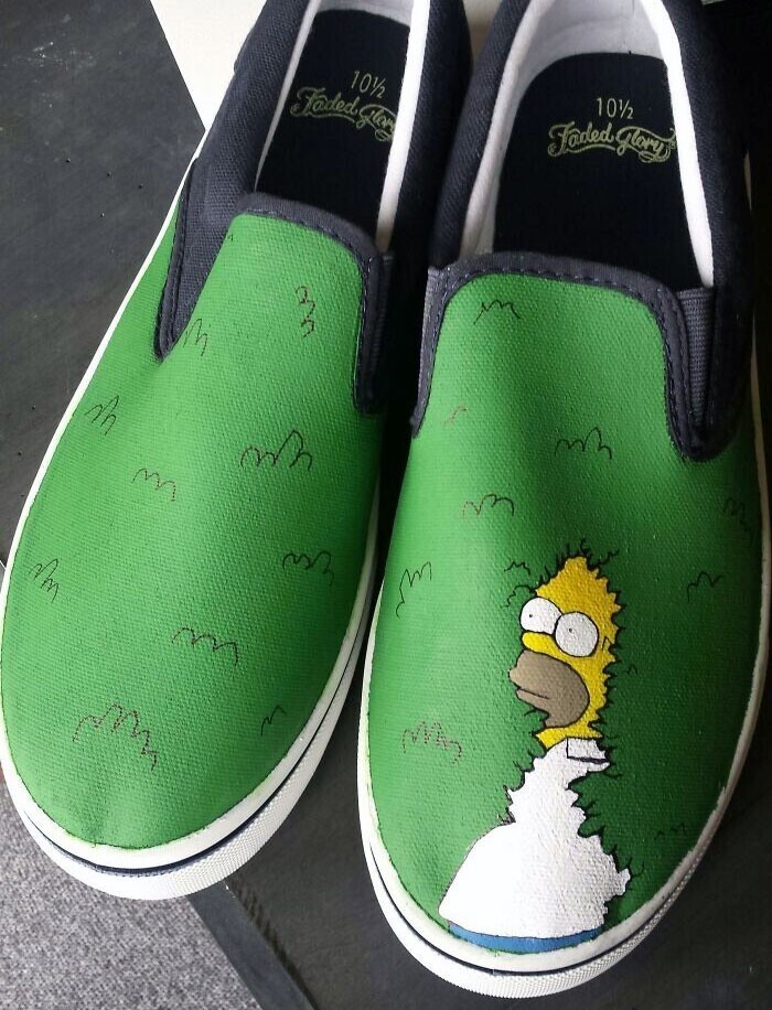 "Эти туфли я расписала для друга - фаната "Симпсонов"