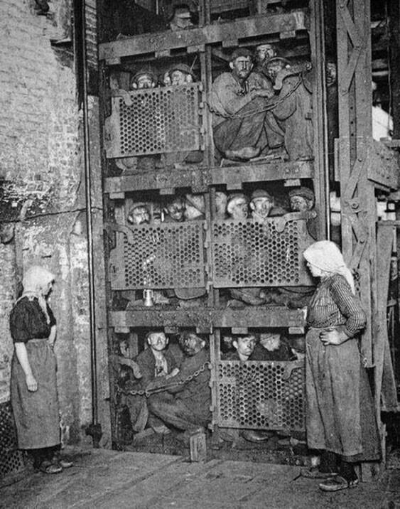 Конец рабочего дня, ирландские угольщики поднимаются из шахты в Бельгии, 1900 год