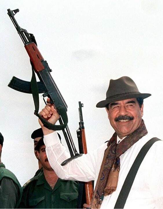 Саддам Хусейн с автоматом АК-47, Ирак, 1990-е.
