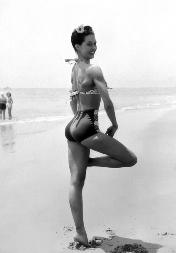 Сид Чарисс — американская балерина и актриса театра и кино, 1945 год