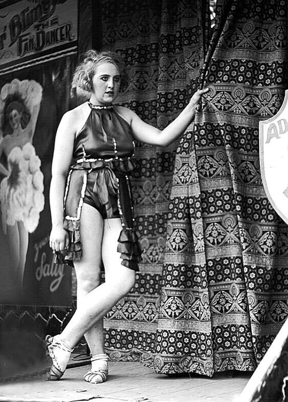 Танцовщица на ярмарке в Хампстед-Хит, Лондон, 1934 год. Фотограф Вольфганг Сушицки