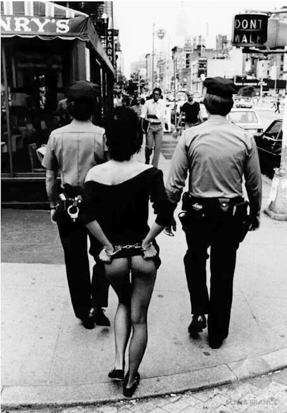 Американские полицейские заковали женщину-нарушительницу в наручники. Улицы Манхэттен в 1981 году. Нью-Йорк.