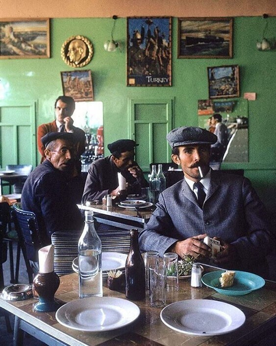 Турецкие мужчины обедают в ресторане «Локанда» в Невшехире, 1970 год. Фотография Билла Рэя