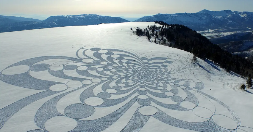 Художник создает удивительные картины, прогуливаясь по снегу