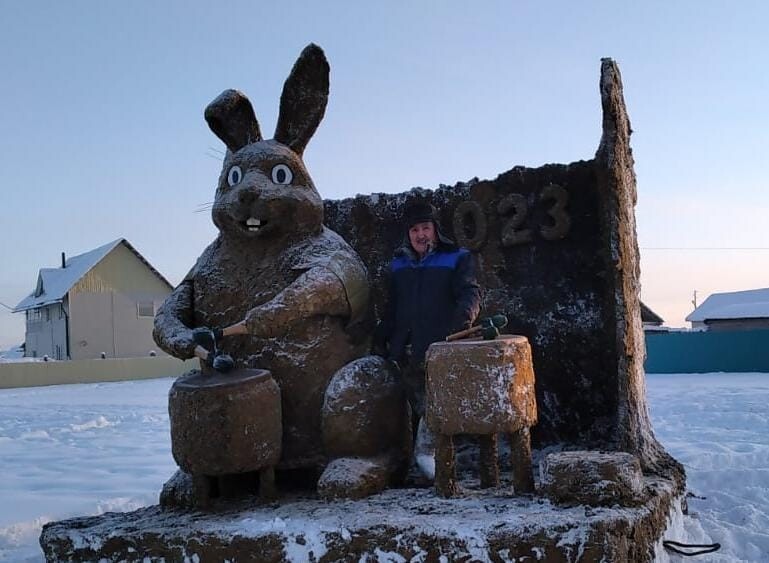 Скульптор из Якутии слепил из навоза играющего на барабане зайца