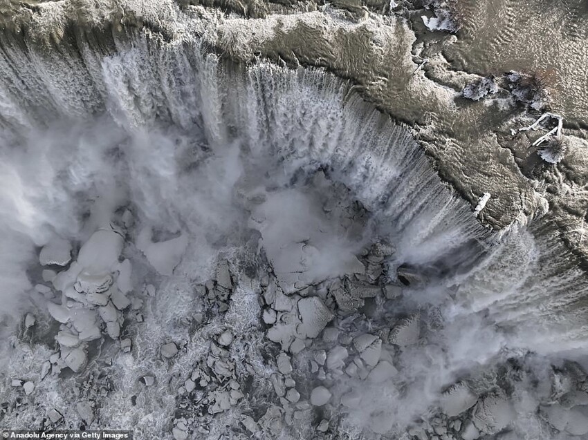 Потрясающие фото замерзшего Ниагарского водопада с высоты птичьего полета