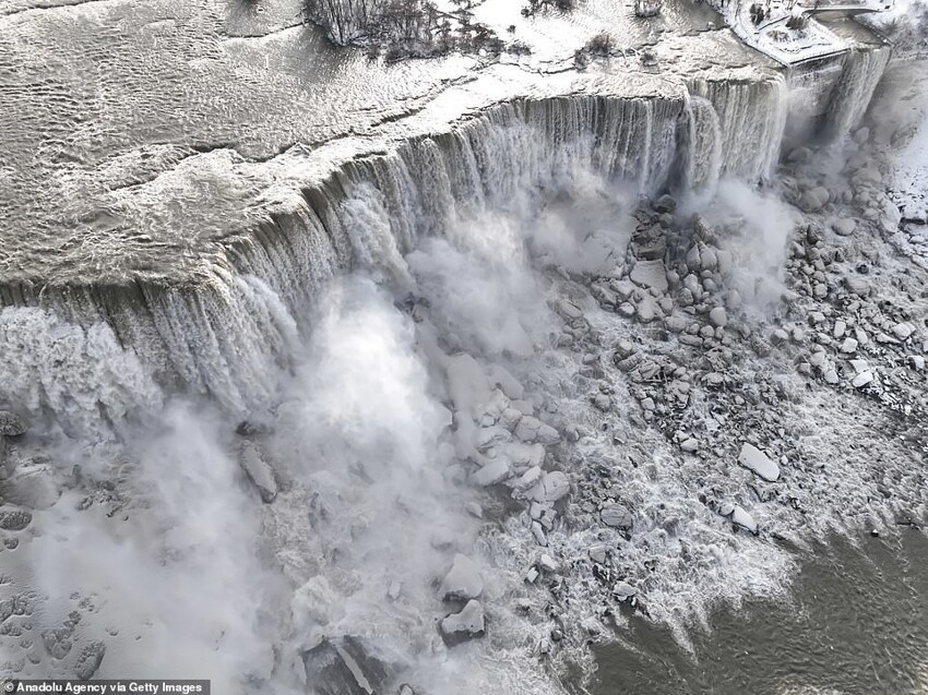 Потрясающие фото замерзшего Ниагарского водопада с высоты птичьего полета